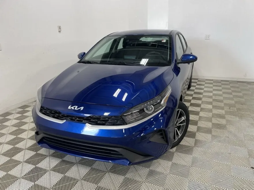 2023 Kia Forte LXS photo 1