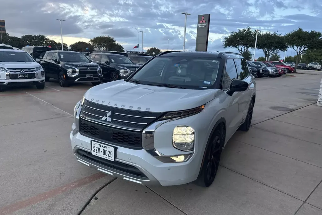 2023 Mitsubishi Outlander SEL photo 1