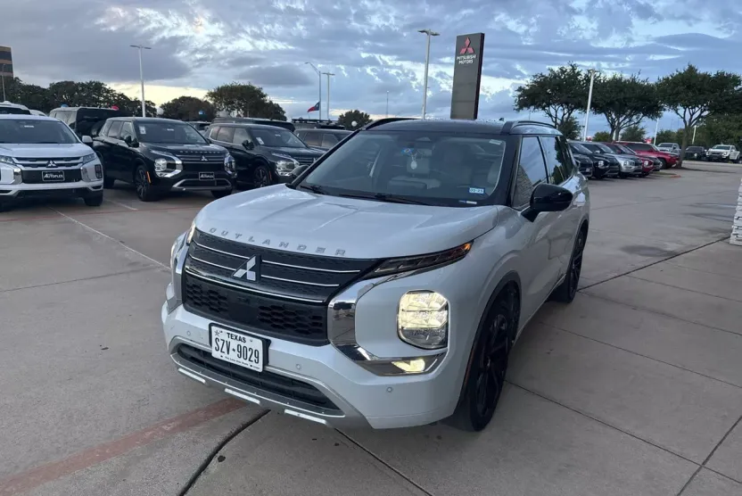 2023 Mitsubishi Outlander SEL photo 1