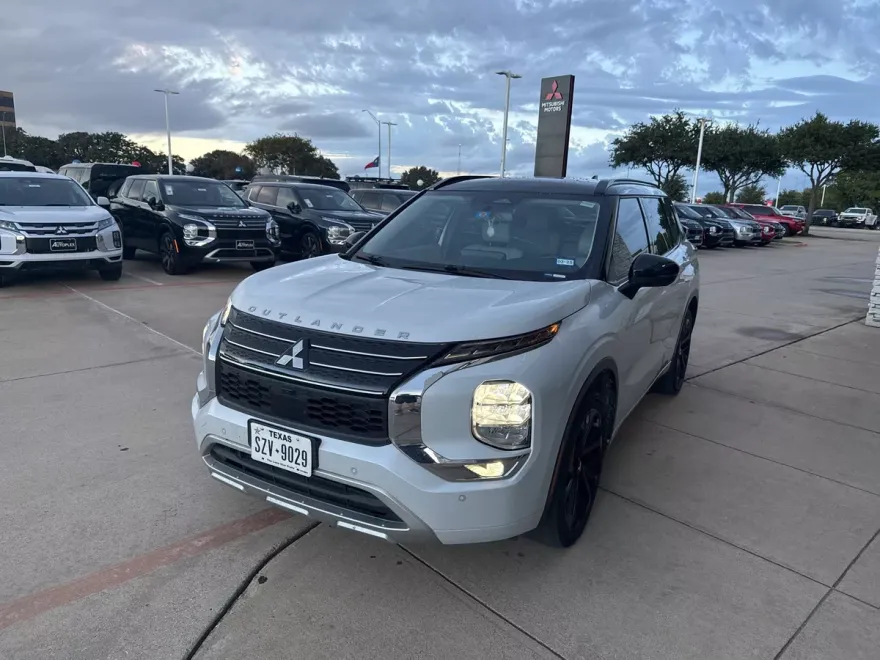 2023 Mitsubishi Outlander SEL photo 1