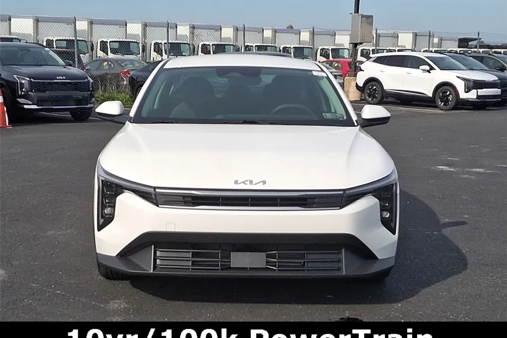 2025 Kia K4 LXS photo 1