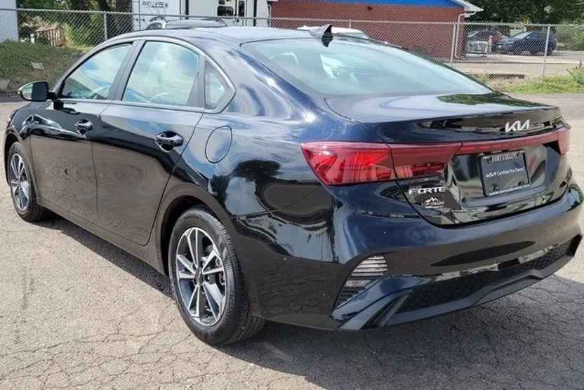 2023 Kia Forte LXS photo 1