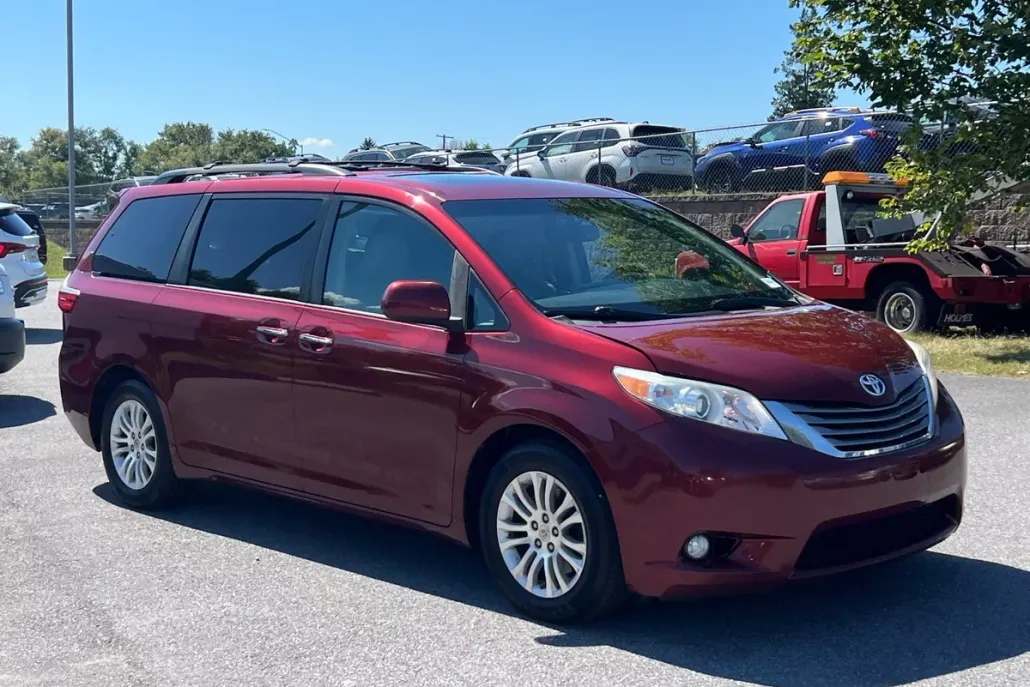 2015 Toyota Sienna XLE photo 1