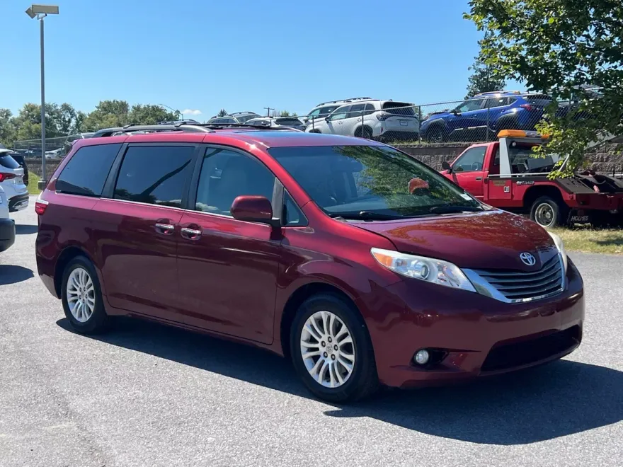 2015 Toyota Sienna XLE photo 1