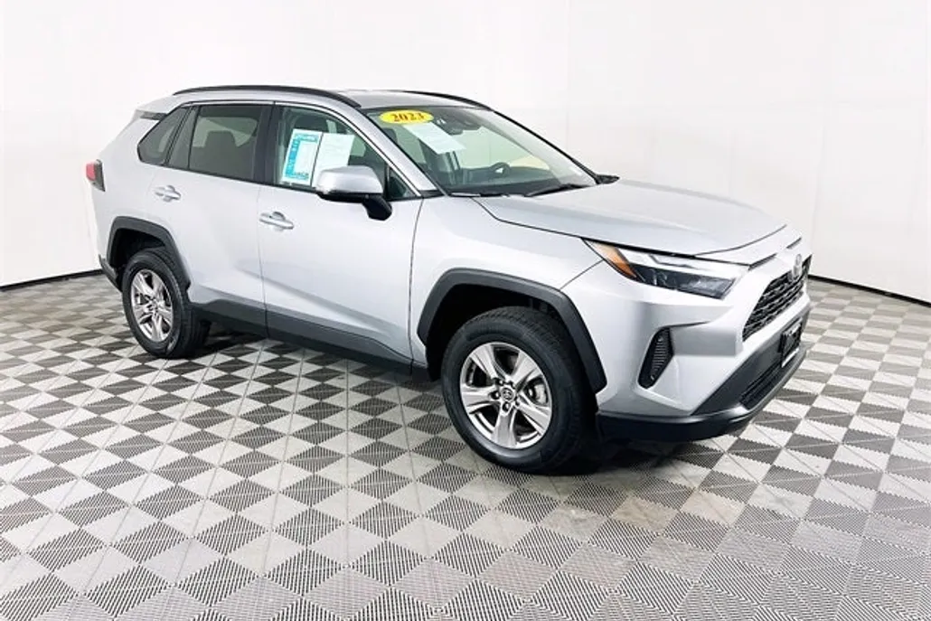 2023 Toyota RAV4 XLE photo 1