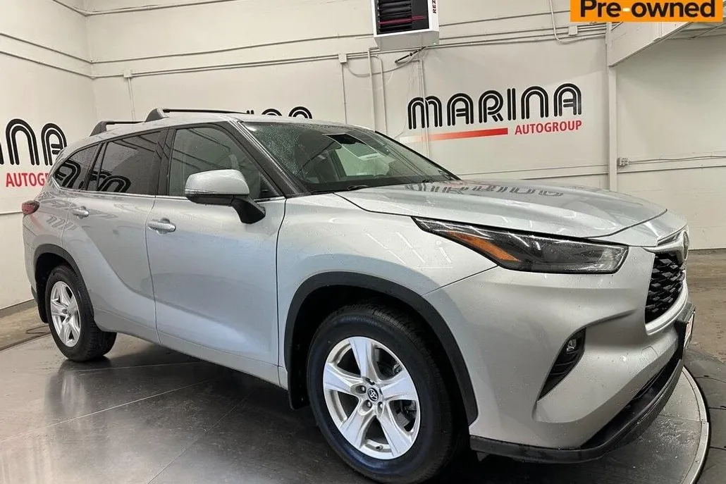 2022 Toyota Highlander LE photo 1
