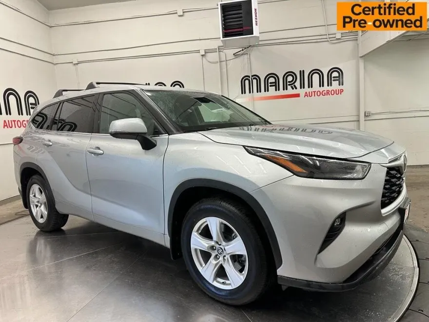 2022 Toyota Highlander LE photo 1