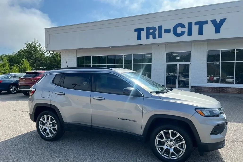 2022 Jeep Compass Latitude Lux photo 1