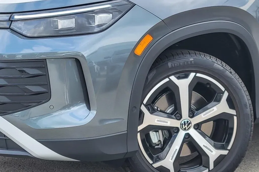 2025 Volkswagen Tiguan SE photo 1