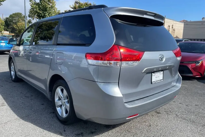 2011 Toyota Sienna LE photo 1