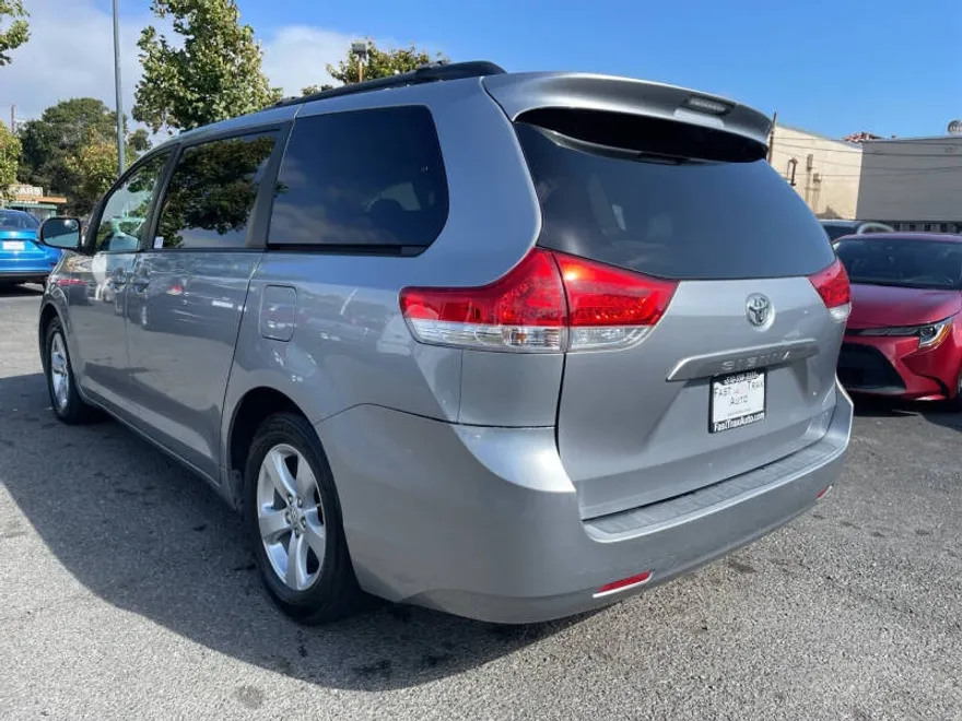 2011 Toyota Sienna LE photo 1