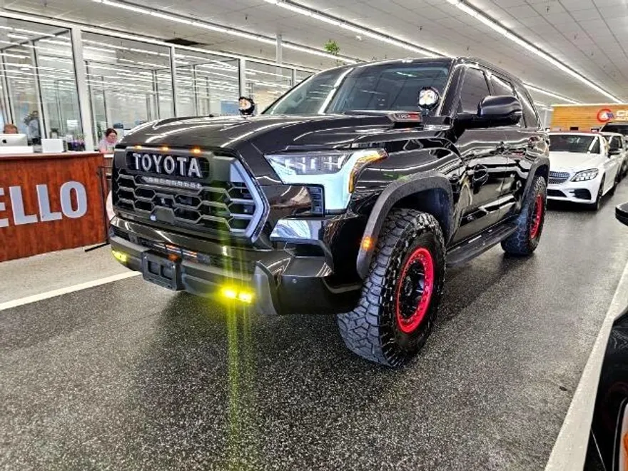 2023 Toyota Sequoia SR5 photo 1