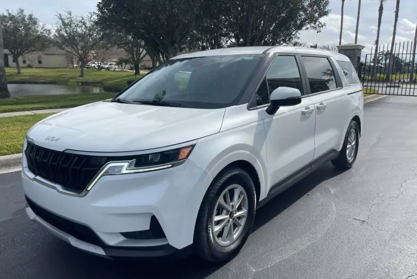2022 Kia Carnival LX photo 1