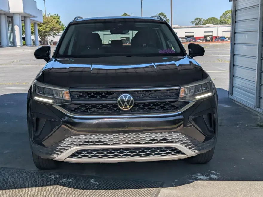2024 Volkswagen Taos SE photo 1