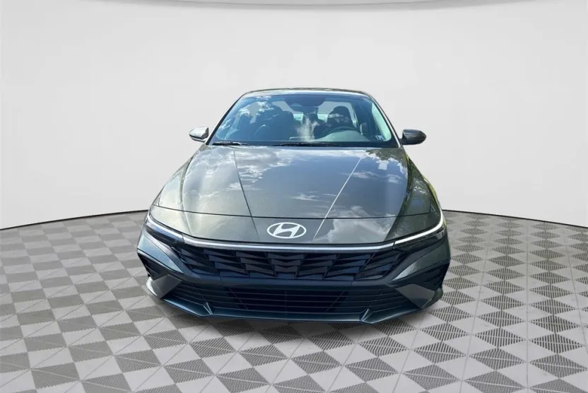 2024 Hyundai Elantra SEL photo 1