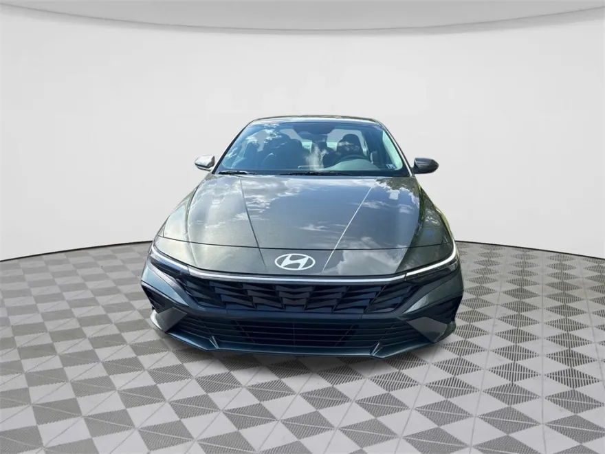 2024 Hyundai Elantra SEL photo 1