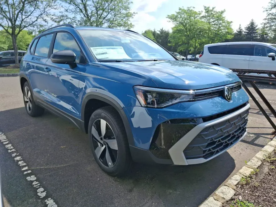 2025 Volkswagen Taos S photo 1