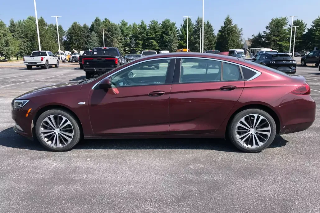 2020 Buick Regal Essence photo 1