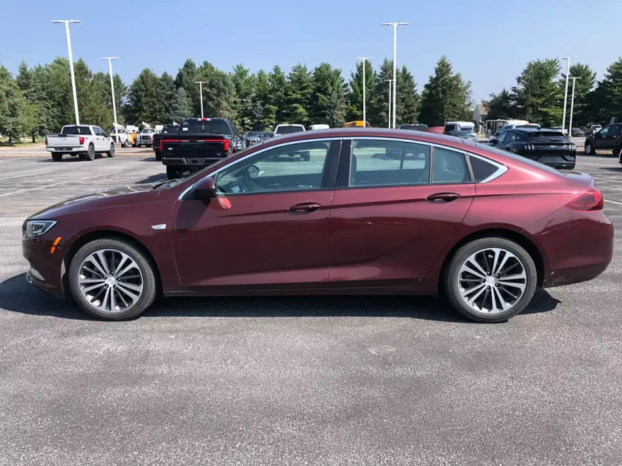 2020 Buick Regal Essence photo 1