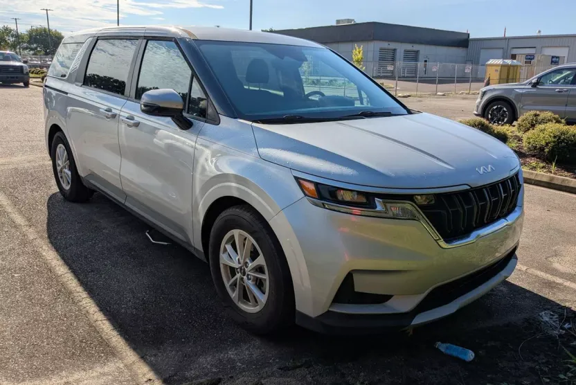 2022 Kia Carnival LX photo 1