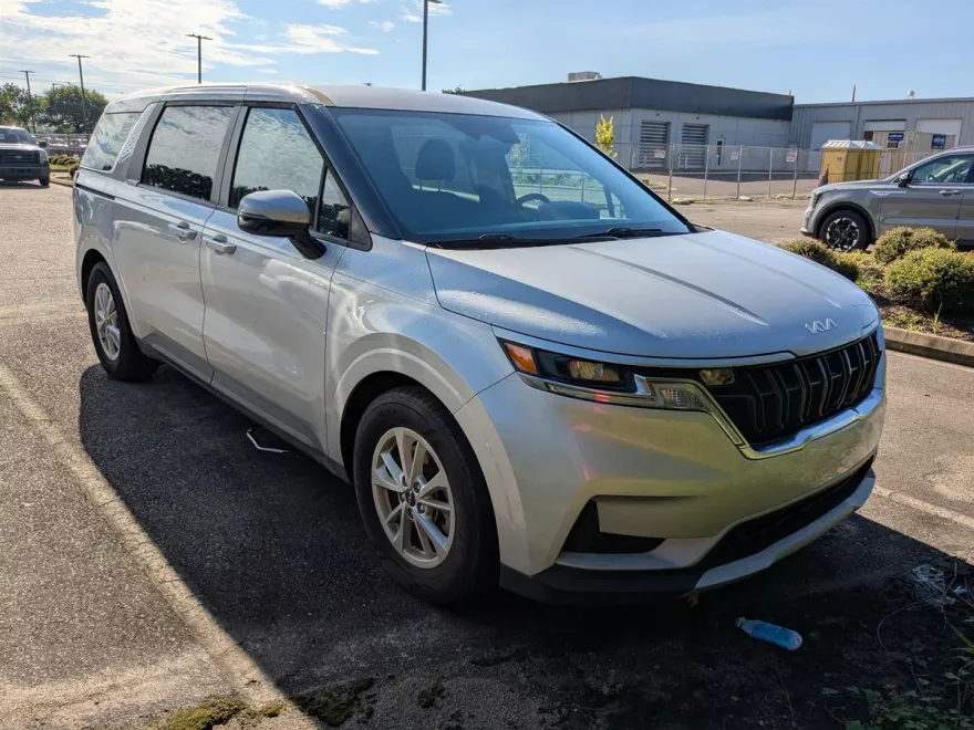2022 Kia Carnival LX photo 1