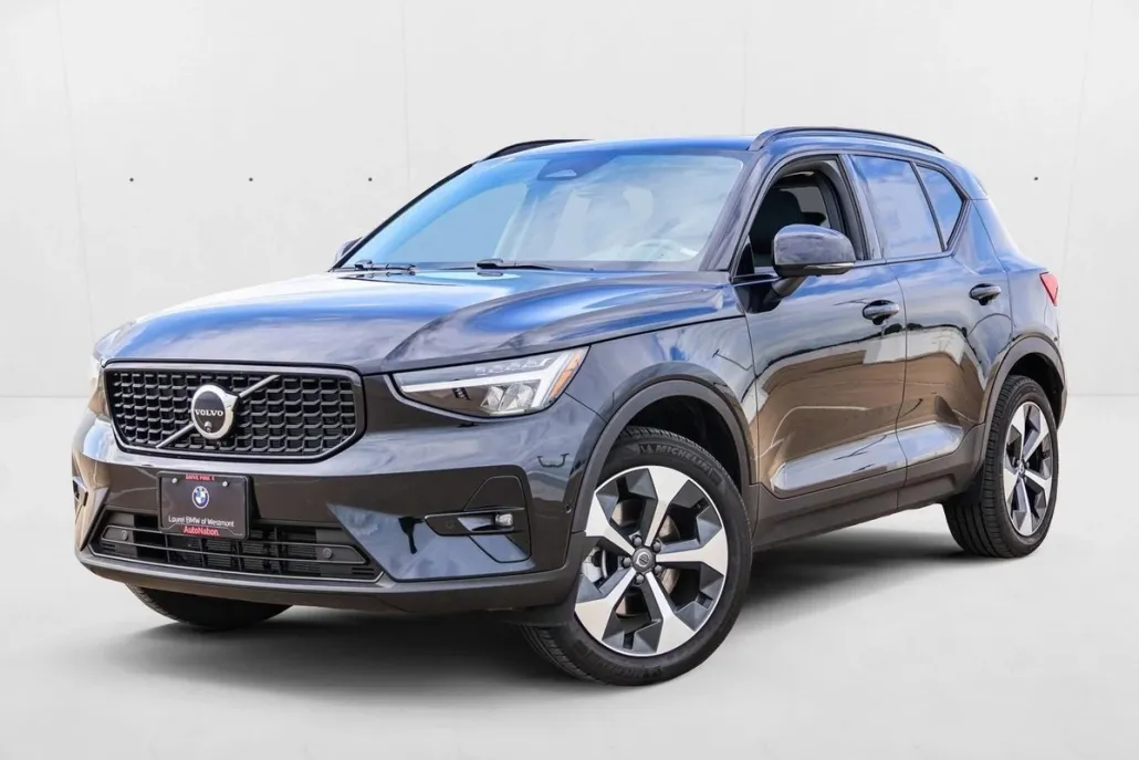 2024 Volvo XC40 Plus photo 1