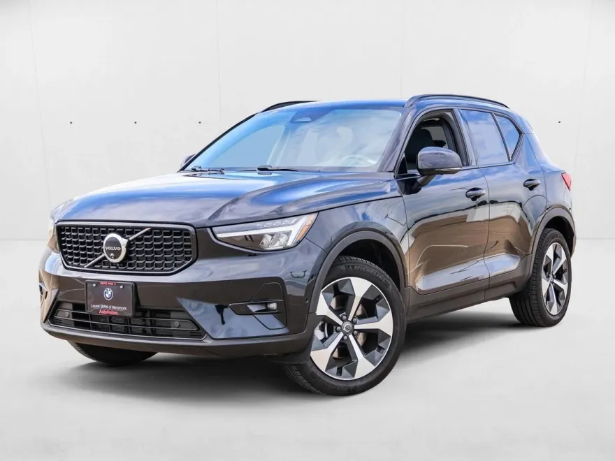 2024 Volvo XC40 Plus photo 1