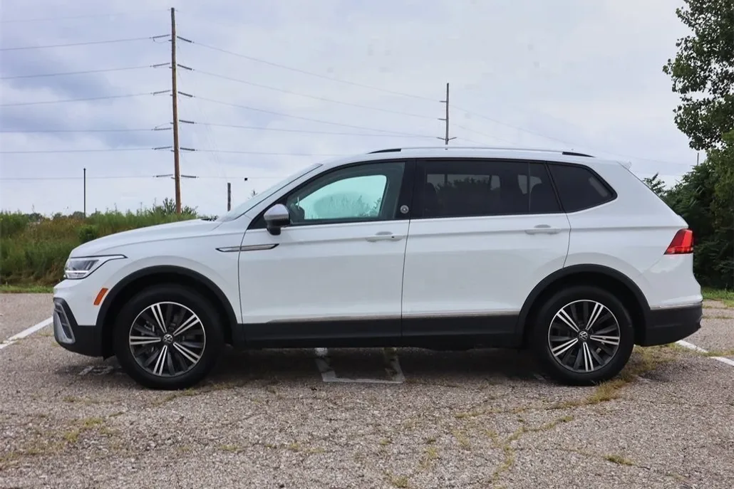 2024 Volkswagen Tiguan Wolfsburg Edition photo 1