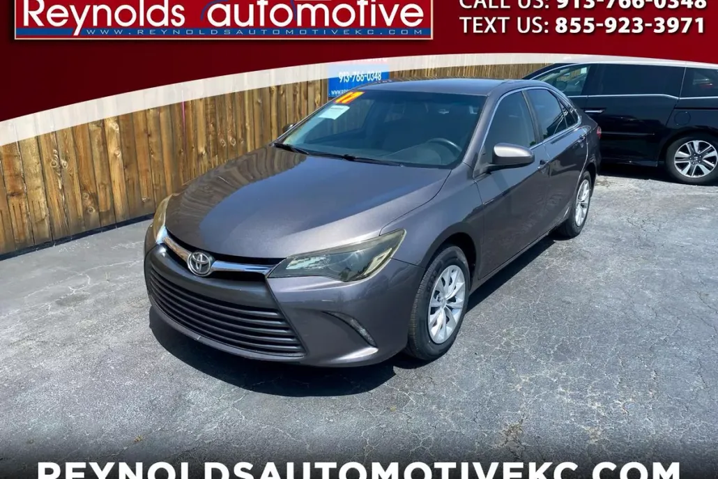 2017 Toyota Camry LE photo 1