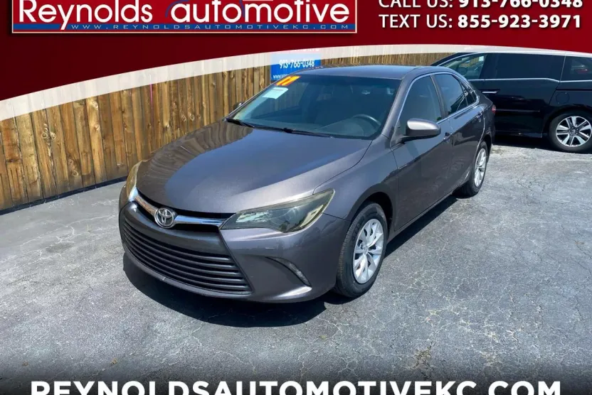 2017 Toyota Camry LE photo 1