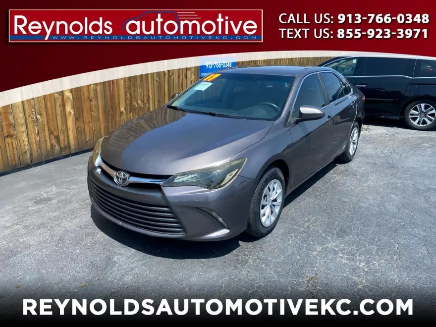 2017 Toyota Camry LE photo 1