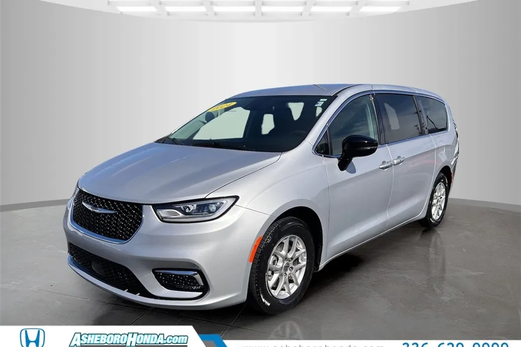 2024 Chrysler Pacifica Touring L photo 1