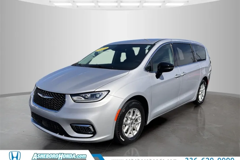 2024 Chrysler Pacifica Touring L photo 1