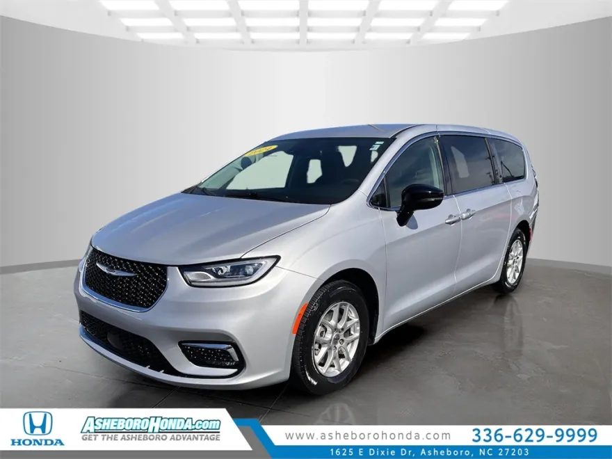 2024 Chrysler Pacifica Touring L photo 1