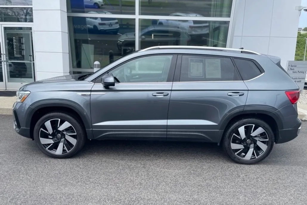 2024 Volkswagen Taos SEL photo 1