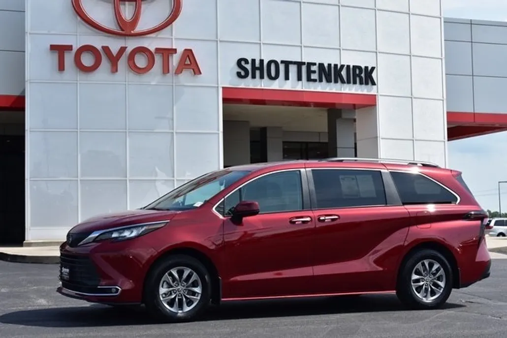 2023 Toyota Sienna XLE photo 1