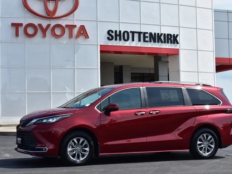 2023 Toyota Sienna XLE photo 1