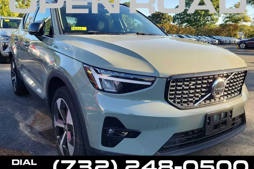 2024 Volvo XC40 Plus photo 1