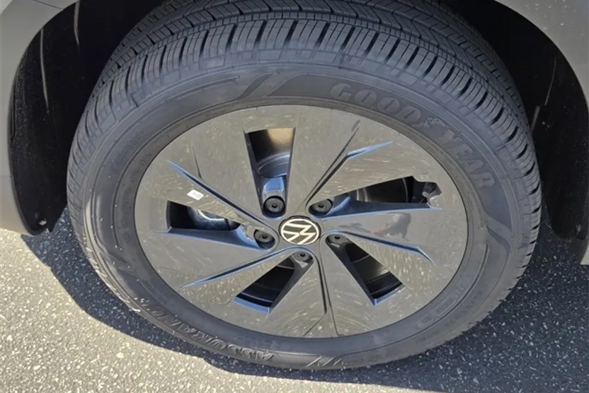 2025 Volkswagen Taos S photo 1