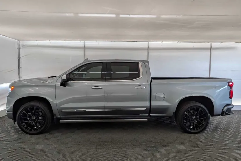 2023 Chevrolet Silverado 1500 High Country photo 1