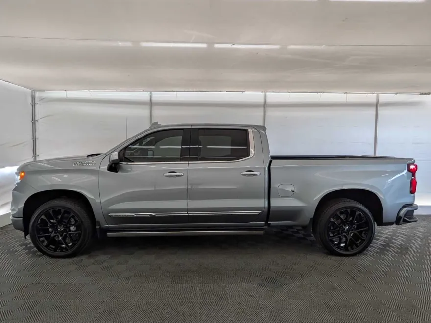 2023 Chevrolet Silverado 1500 High Country photo 1
