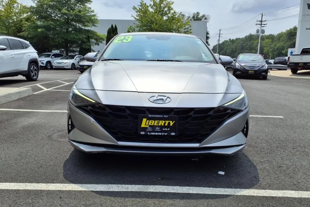 2023 Hyundai Elantra SEL photo 1