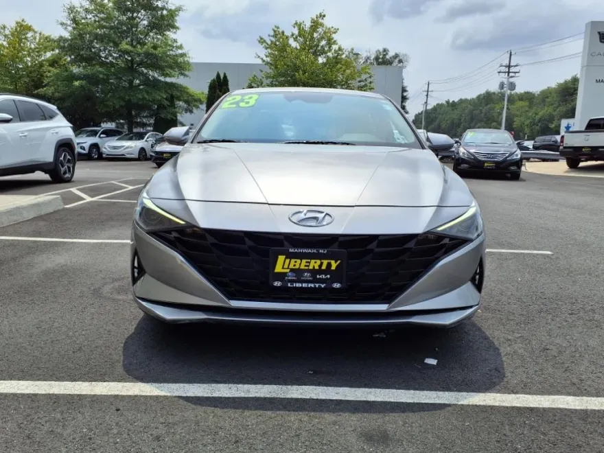 2023 Hyundai Elantra SEL photo 1