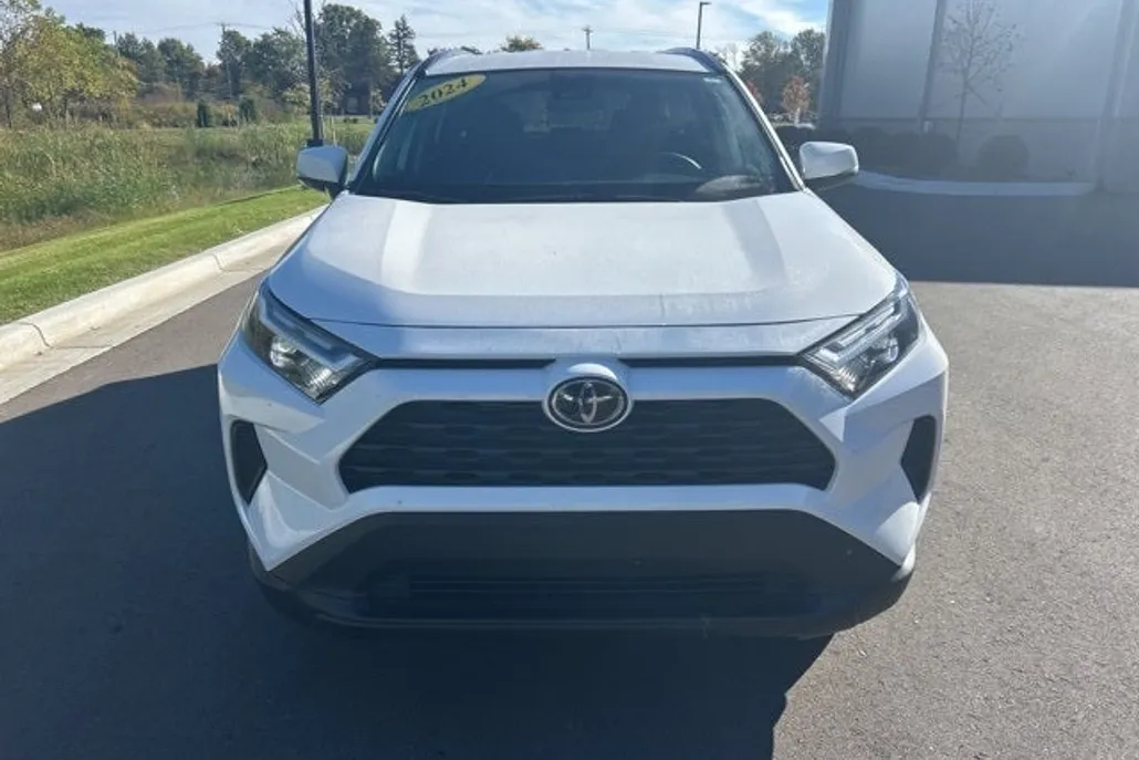 2024 Toyota RAV4 XLE photo 1