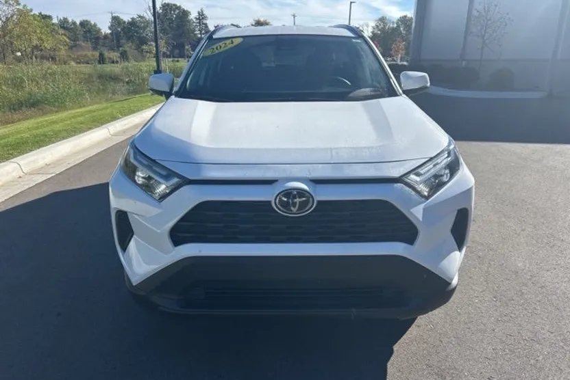 2024 Toyota RAV4 XLE photo 1