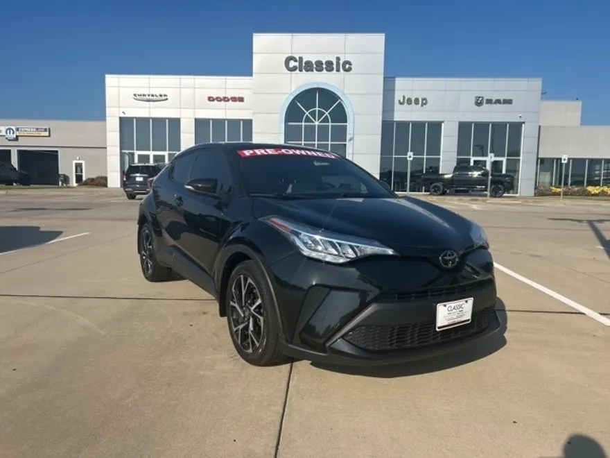 2022 Toyota C-HR XLE photo 1
