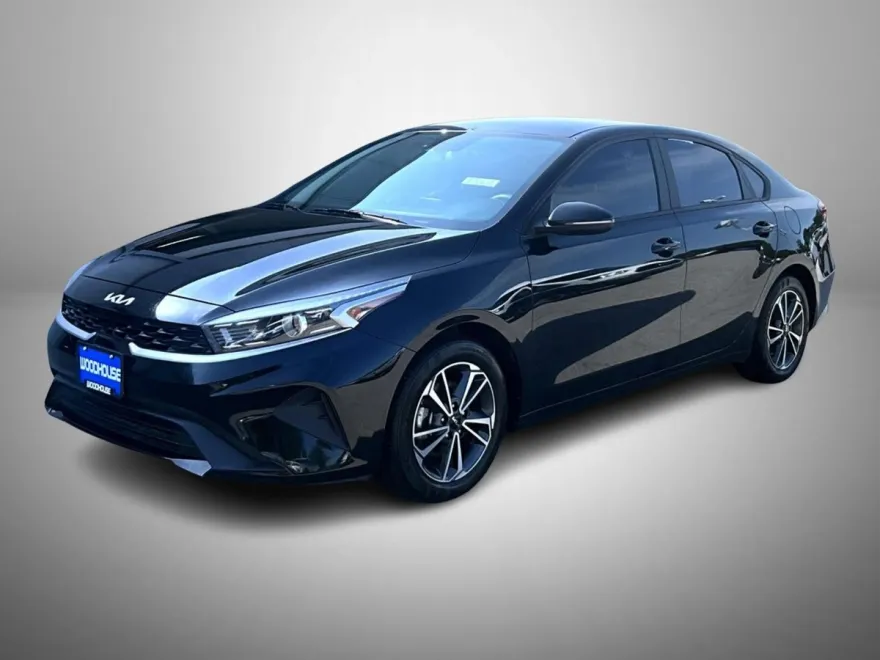 2023 Kia Forte LXS photo 1