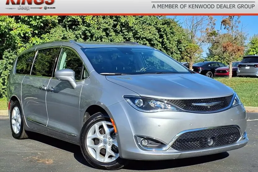 2017 Chrysler Pacifica Touring Plus photo 1