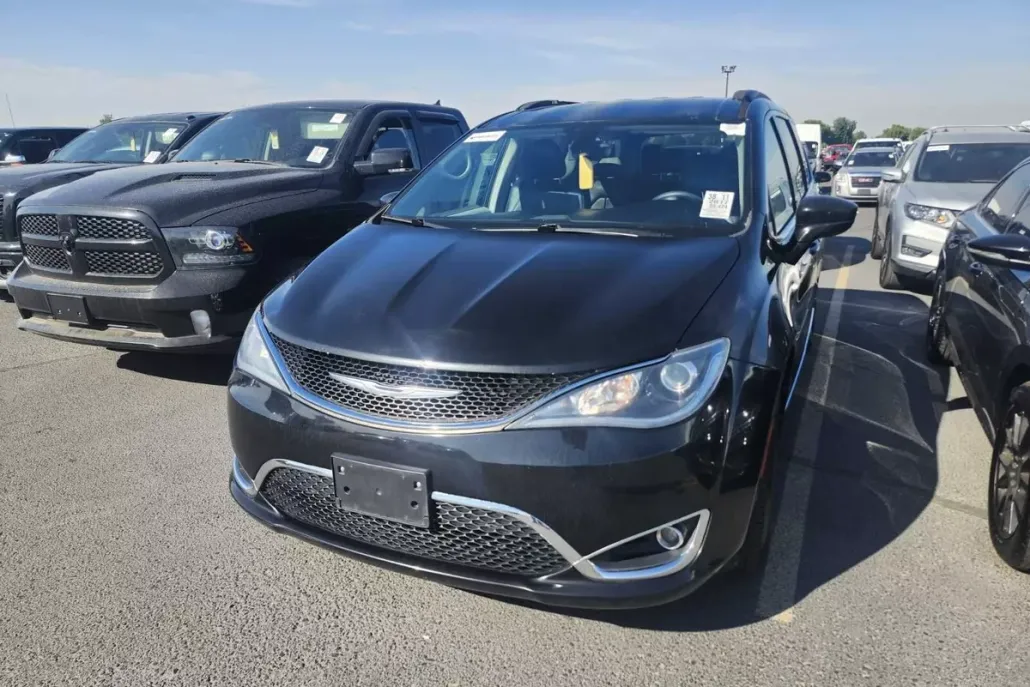 2017 Chrysler Pacifica Touring L photo 1