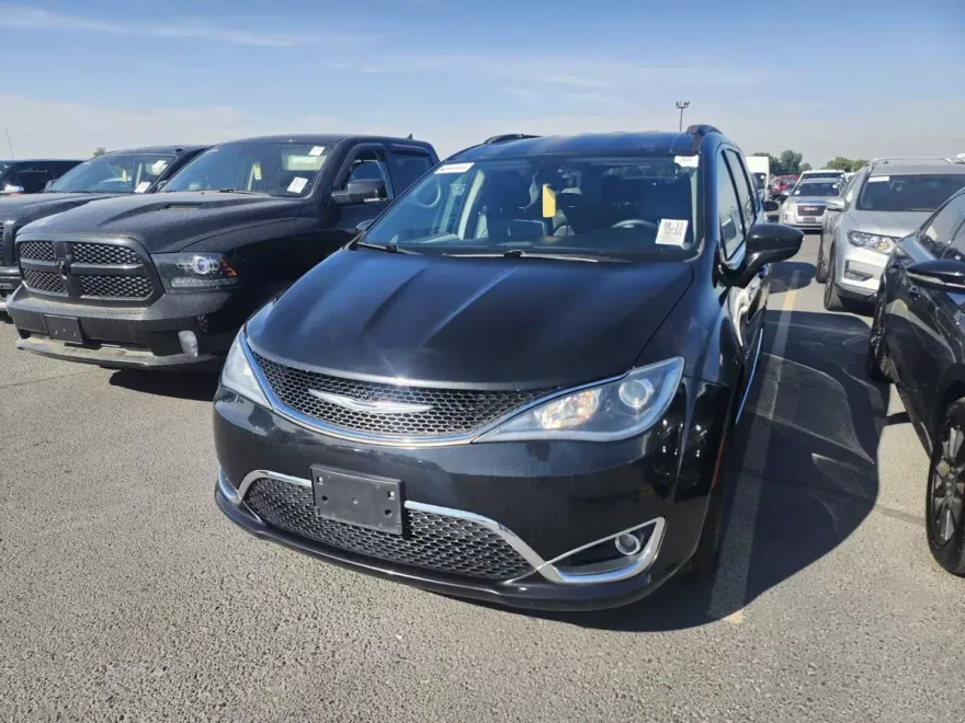 2017 Chrysler Pacifica Touring L photo 1